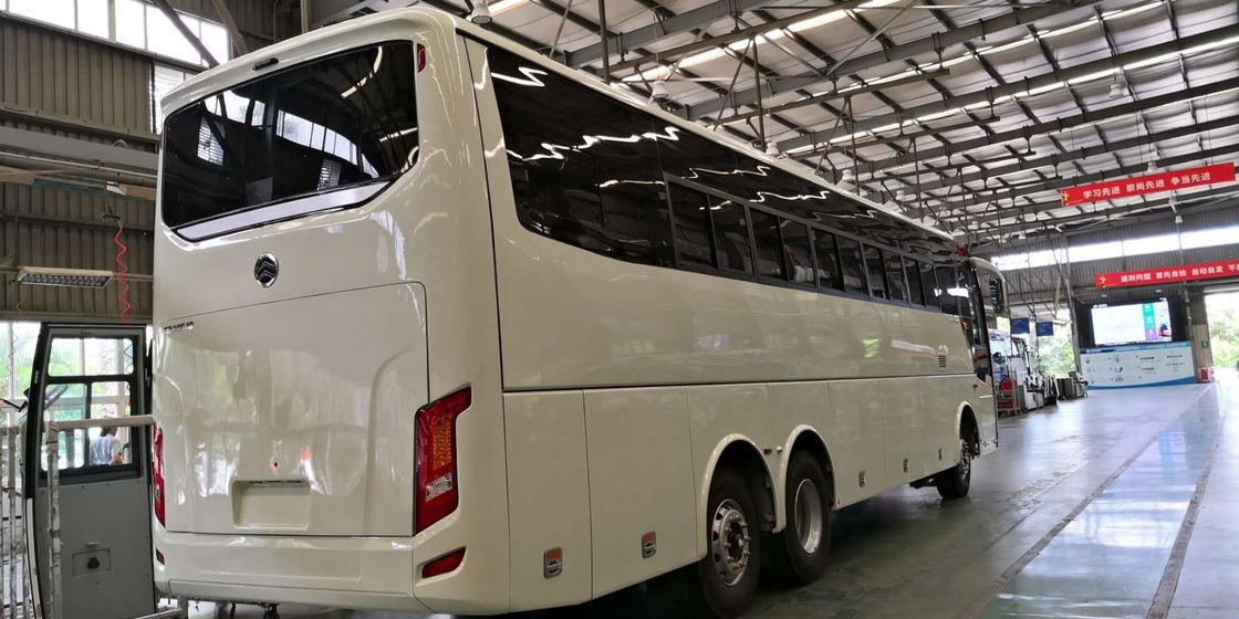 新しいブランドの二重車軸ユーロIIのディーゼル観光バスの前部Cummins Engineは58-70座席によって使用される金ドラゴンXML6125をバスで運ぶ