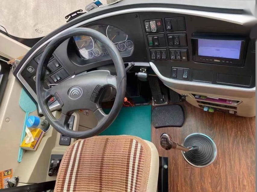 残されたステアリング単一のドアのエアバッグのシャーシは贅沢なVIPバスがYutongバス ブランドZK6908 38の座席を使用した使用された乗客を着席させる