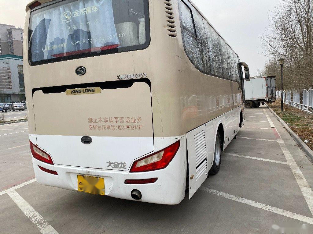 使用されたKinglongバス モデルXMQ6802 32は鋼鉄シャーシの左手のドライブによって使用される観光バスをつける