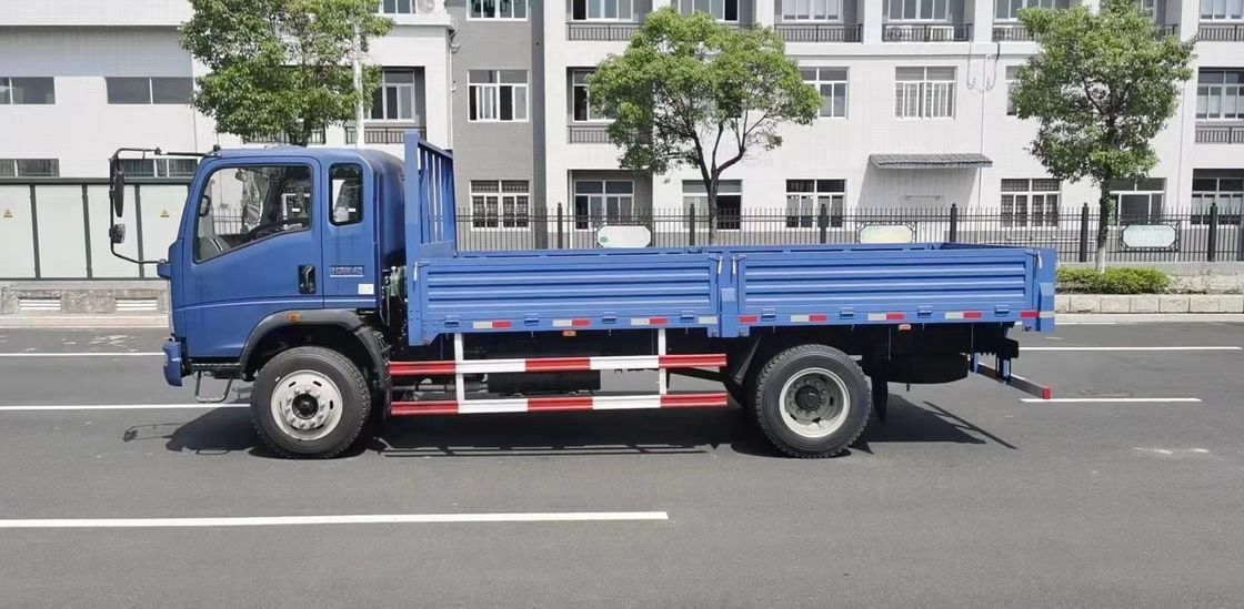 真新しいSinotruck HOWO RHD右のステアリング ドライブ10Ton貨物トラック4X2