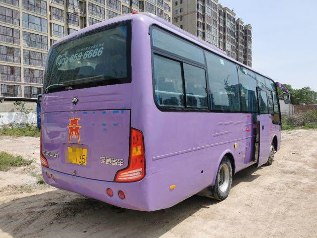 Yutong使用されたバスZK6752 30はディーゼル前部エンジンを使用した小型バス ユーロIVの低いキロメートルをつける