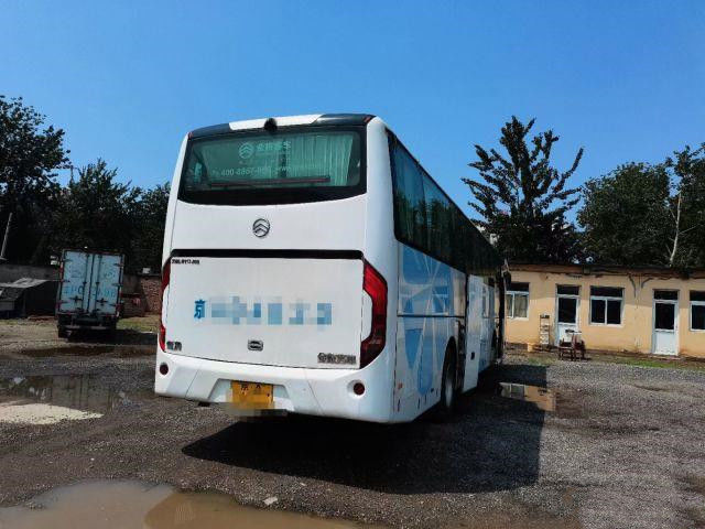 使用された金ドラゴン バスXML6113J 51は鋼鉄シャーシによって使用される観光バスのYuchaiエンジン197kwのユーロVをつける