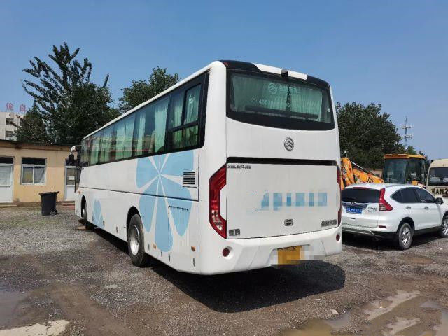 使用された金ドラゴン バスXML6113J 51は鋼鉄シャーシによって使用される観光バスのYuchaiエンジン197kwのユーロVをつける
