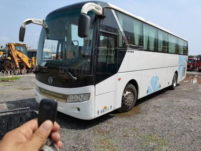 使用された金ドラゴン バスXML6113J 51は鋼鉄シャーシによって使用される観光バスのYuchaiエンジン197kwのユーロVをつける