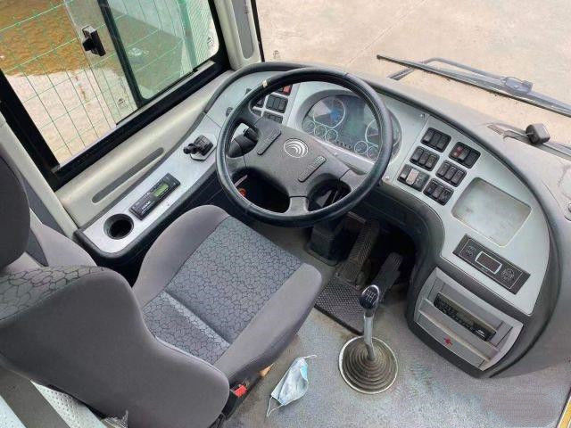 Yutongのブランドの秒針バス54seats両開きドアディーゼル後部エンジンのYuchaiのユーロのIV使用された乗客のYutongバス