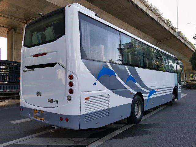 Fawバス及びコーチAC6107は良質コーチ バス46座席CA6エンジン162kwの低いキロメートルを使用した