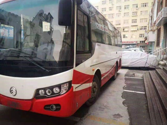 使用された金ドラゴン バスXML6757は観光バス33seats 2016年のYuchaiの後部エンジン127kwのユーロIVの良質のコーチ バスを使用した