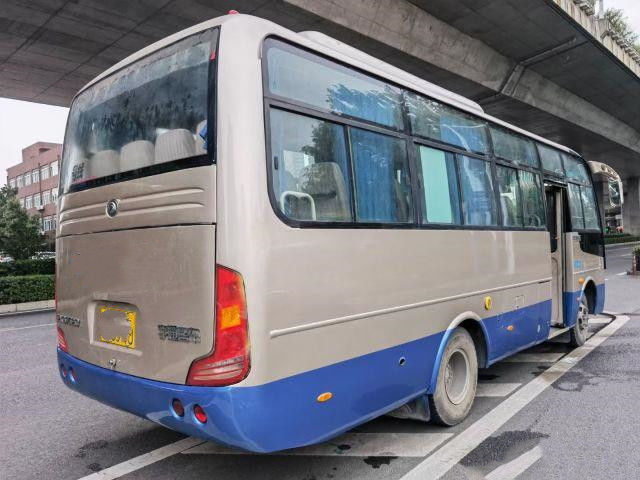 使用されたYutong小型バスZK6752D Yuchai前部エンジンのよい客車30の座席103kw