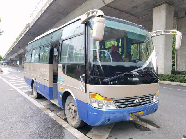 使用されたYutong小型バスZK6752D Yuchai前部エンジンのよい客車30の座席103kw