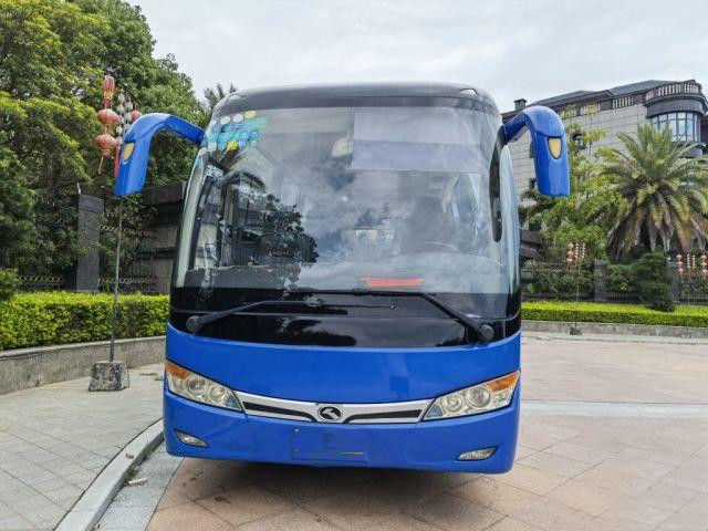 使用された観光バスモデルXMQ6859ブランドKinglong 35は低いキロメートルのユーロのIII使用された小型コーチをつける