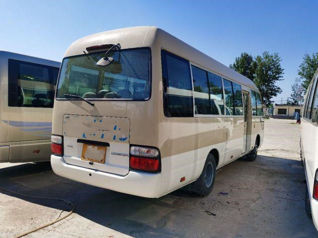 使用されたトヨタ・コースター17-30 Seaterの贅沢な座席机ガソリンLHD 2017年日本製