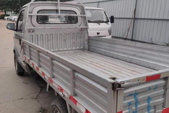Dongfengのブランド6の車輪のAfriceのための軽い貨物トラック102HPは小型ダンプ トラックを使用した