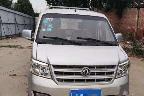 Dongfengのブランド6の車輪のAfriceのための軽い貨物トラック102HPは小型ダンプ トラックを使用した