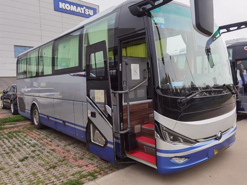 秒針はYutong ZK6907のTVが付いている贅沢なコーチのガソリン機関の中国電気バスをバスで運ぶ