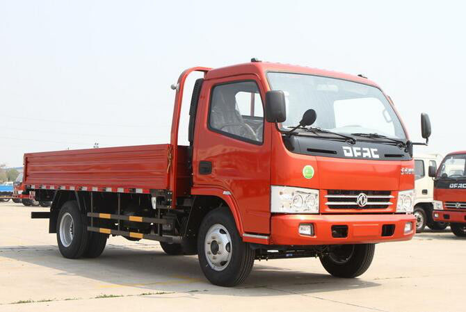 秒針のDongfeng 4Tonの貨物トラック4x2ドライブ バケツの軽量トラックLHD年2017年