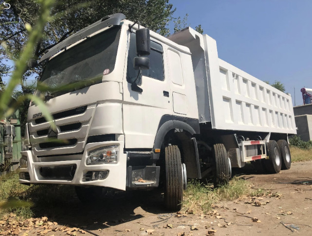 使用された多色のHowo Drumpのトラック8x4ドライブ モードSinotruk Howo 375Hpのダンプカー トラック