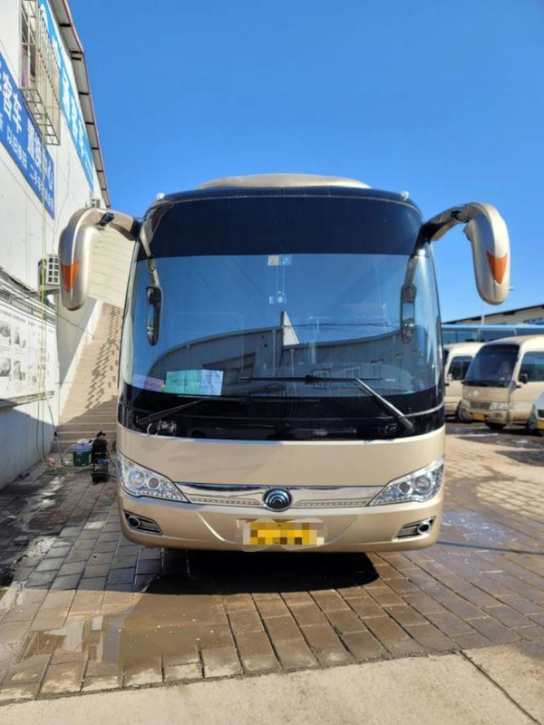 反対のバスYoutong Zk6908バス乗客38座席観光バスのコーチのYuchai 270kwエンジン
