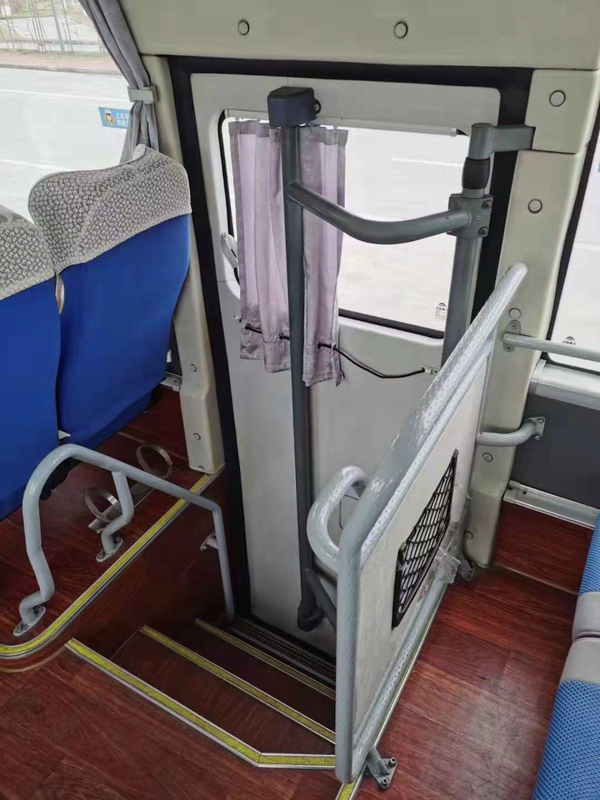 Yutongは白い車がディーゼル長距離50Seatsを使用したコーチ バスを使用した輸送を使用した
