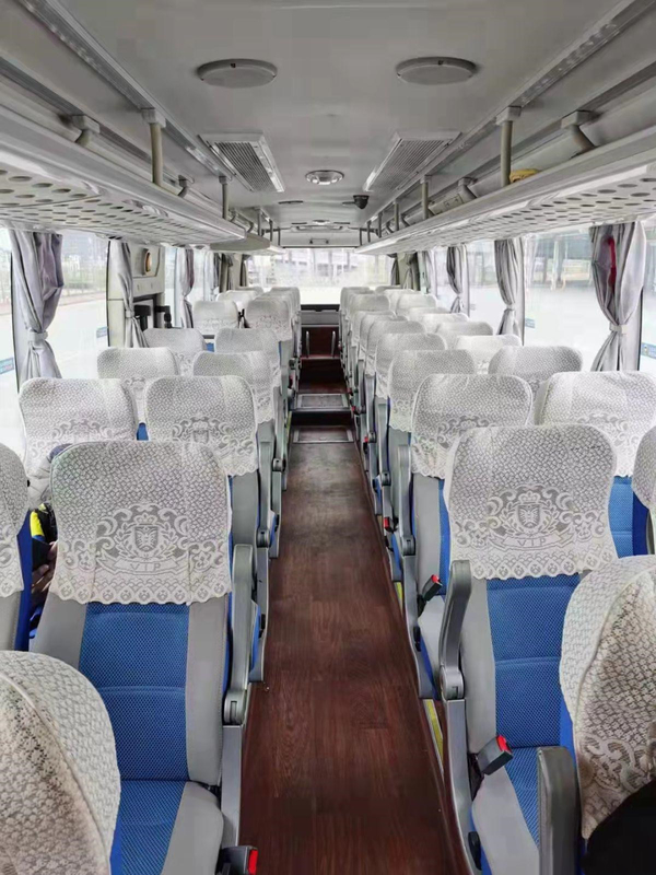 Yutongは白い車がディーゼル長距離50Seatsを使用したコーチ バスを使用した輸送を使用した