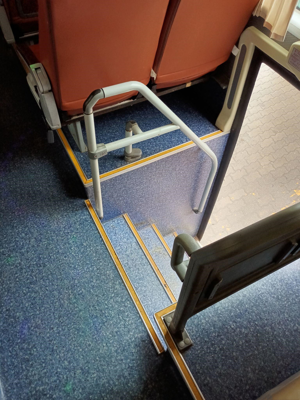 Yutongの使用されたブランドはバスZK6126がディーゼルWeicahiエンジン375hpバスを使用した2015年旅行のコーチ両開きドアのユーロIIIバスを使用した