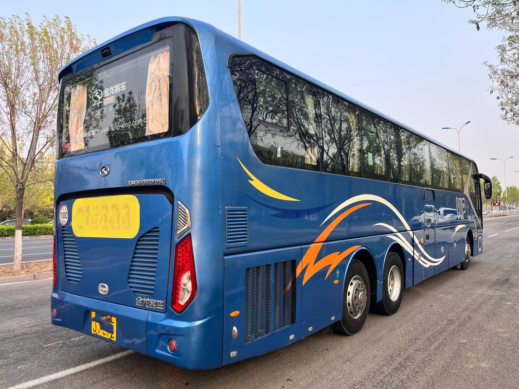 Kinglongバス新しいXMQ6135によって使用されるコーチは56座席LHD前部エンジンの二重車軸をバスで運ぶ