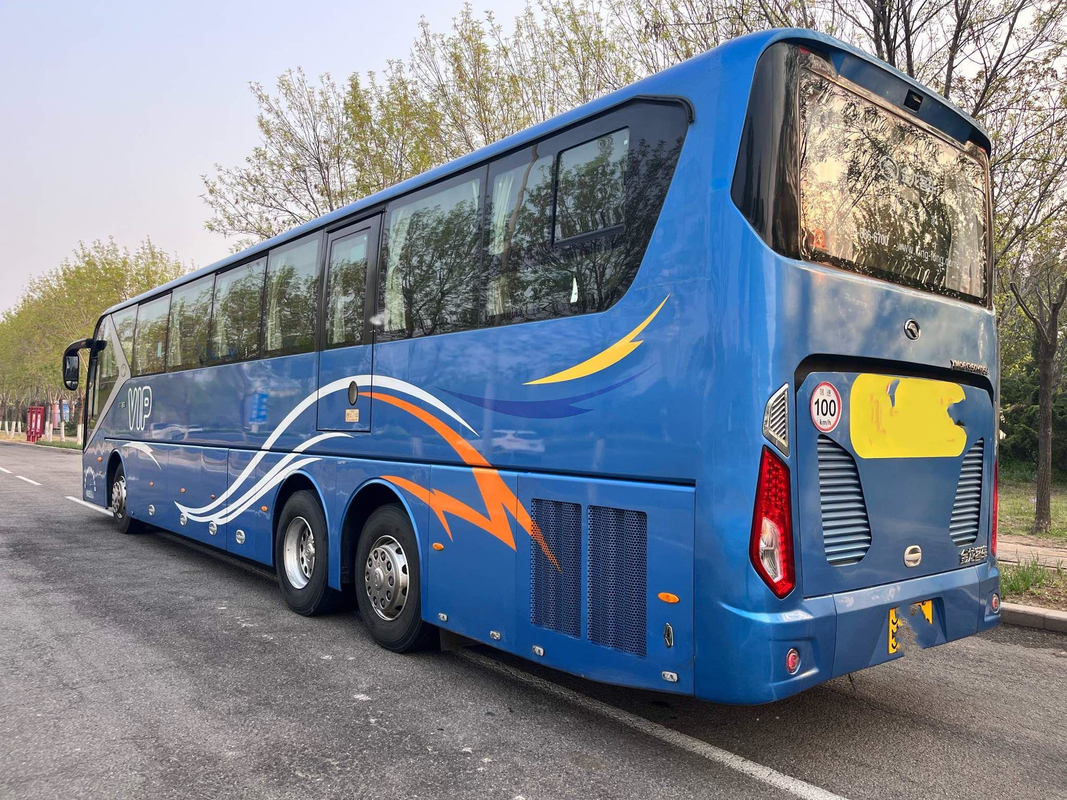 Kinglongバス新しいXMQ6135によって使用されるコーチは56座席LHD前部エンジンの二重車軸をバスで運ぶ