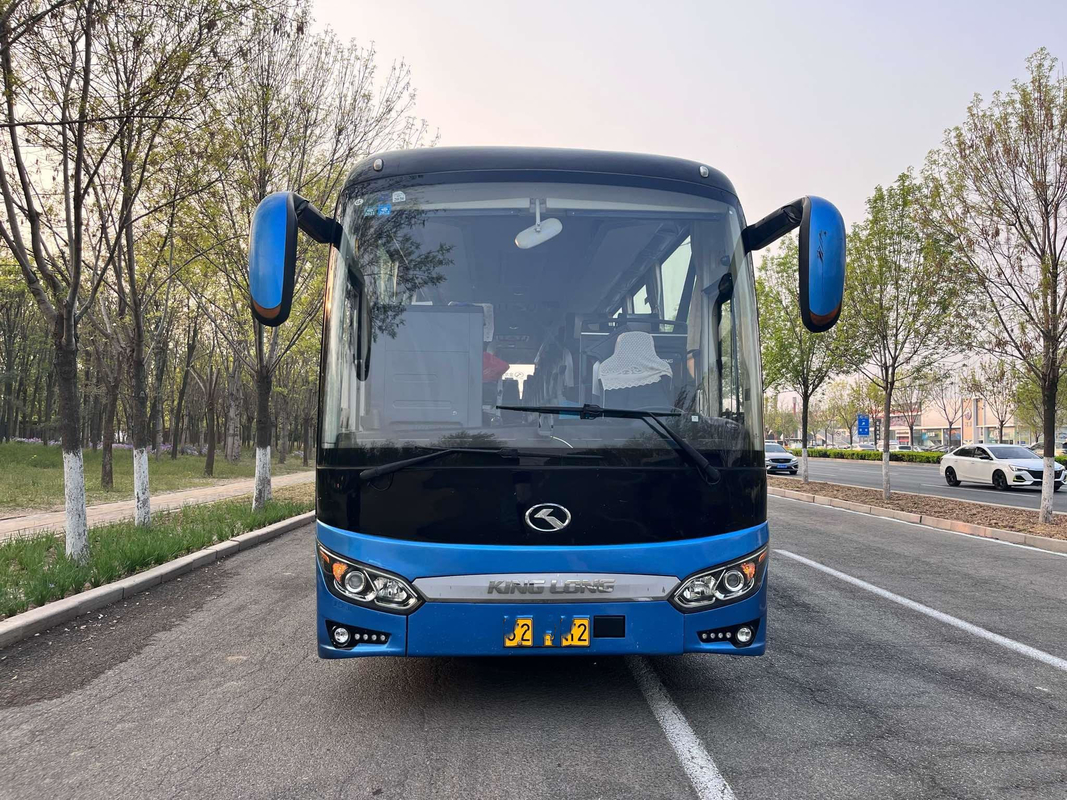 Kinglongバス新しいXMQ6135によって使用されるコーチは56座席LHD前部エンジンの二重車軸をバスで運ぶ