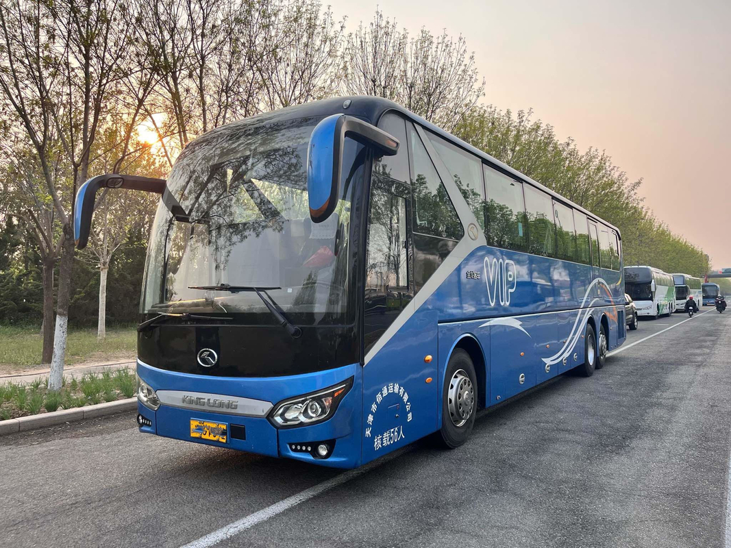 Kinglongバス新しいXMQ6135によって使用されるコーチは56座席LHD前部エンジンの二重車軸をバスで運ぶ