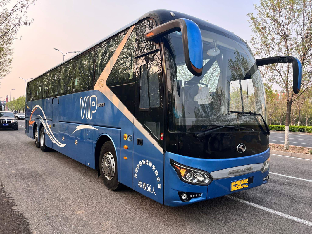 Kinglongバス新しいXMQ6135によって使用されるコーチは56座席LHD前部エンジンの二重車軸をバスで運ぶ