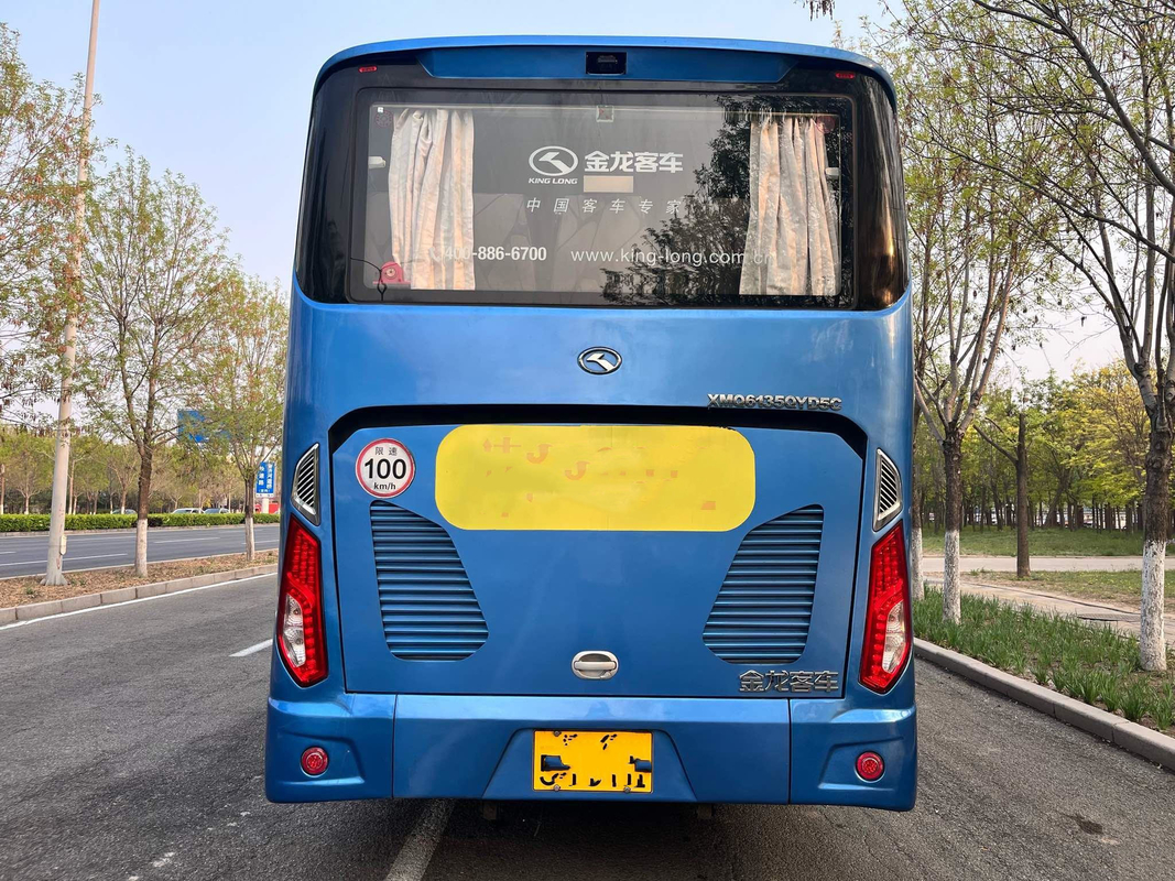 Kinglongバス新しいXMQ6135によって使用されるコーチは56座席LHD前部エンジンの二重車軸をバスで運ぶ
