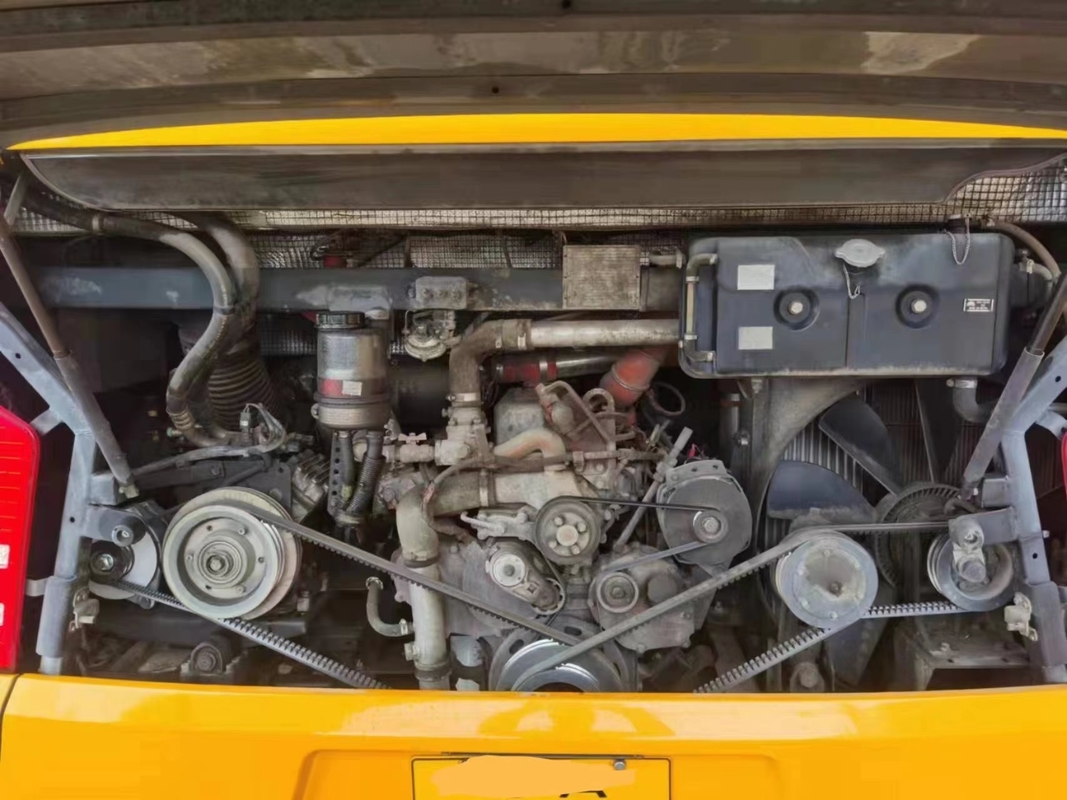 RHD/LHDはコーチのYutong 60seats 2+3layout 2のドアの後部Yuchaiエンジンを使用した