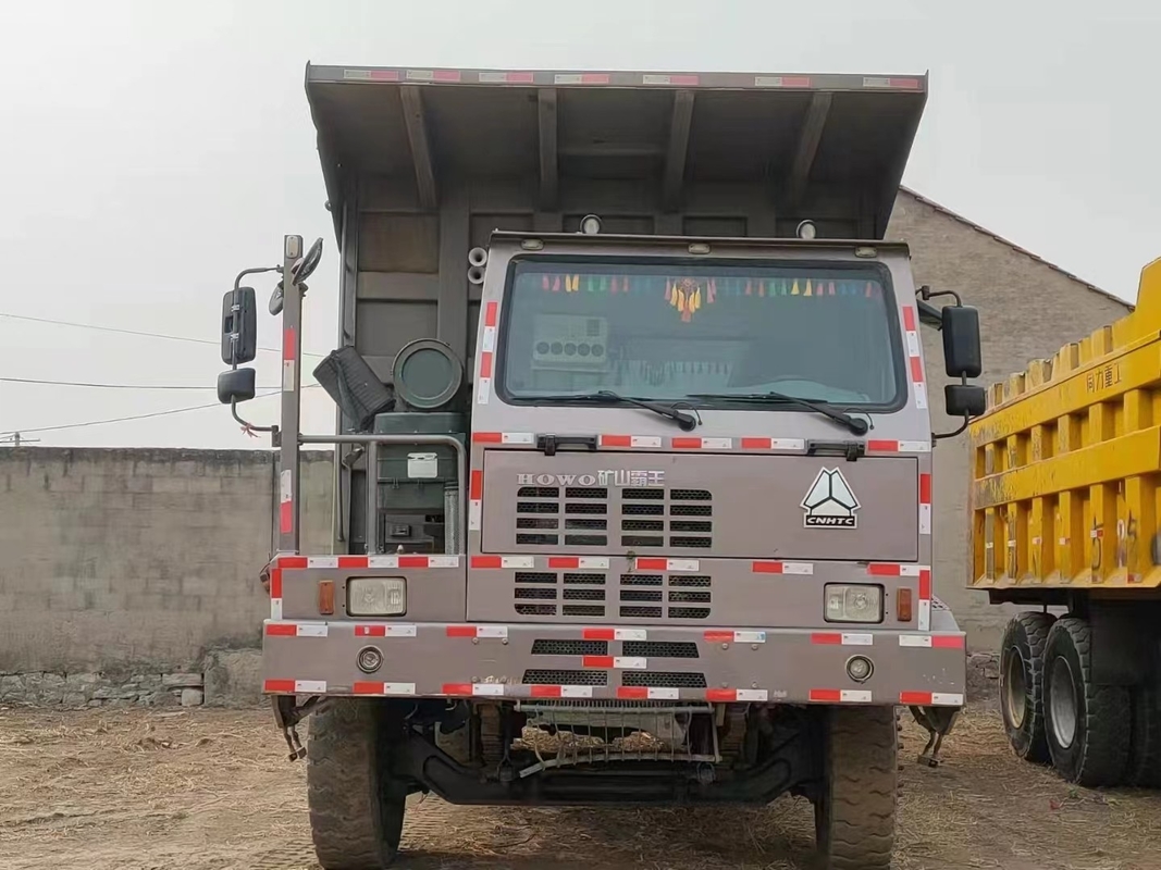 Sino HOWOは430HPエンジンを搭載するダンプ トラックのダンプを鉱山に使用した120トンの負荷使用した