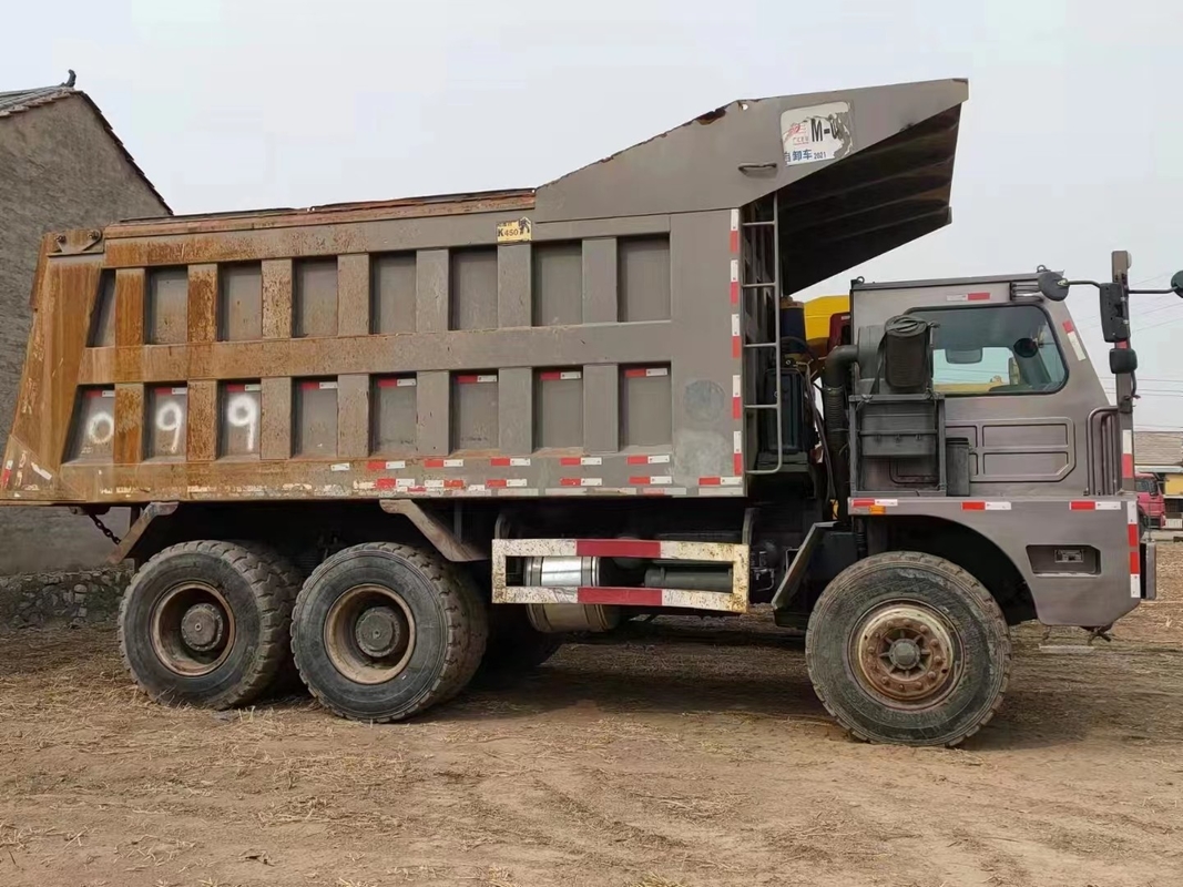 Sino HOWOは430HPエンジンを搭載するダンプ トラックのダンプを鉱山に使用した120トンの負荷使用した
