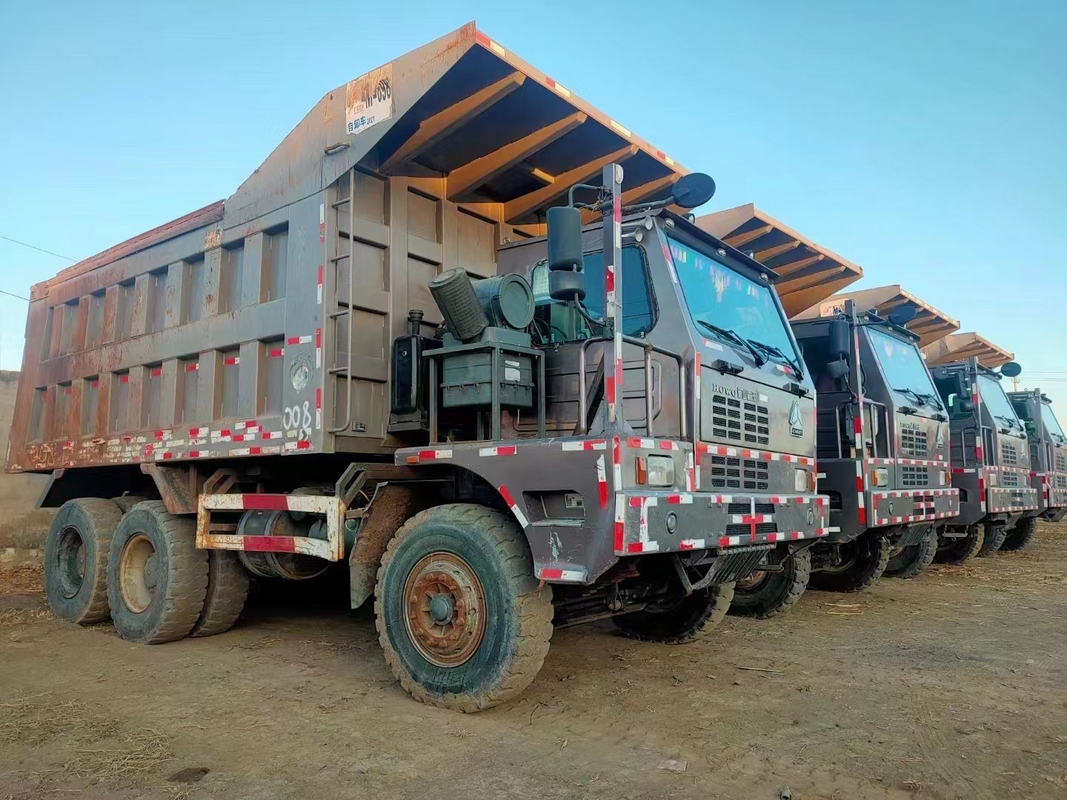 Sino HOWOは430HPエンジンを搭載するダンプ トラックのダンプを鉱山に使用した120トンの負荷使用した