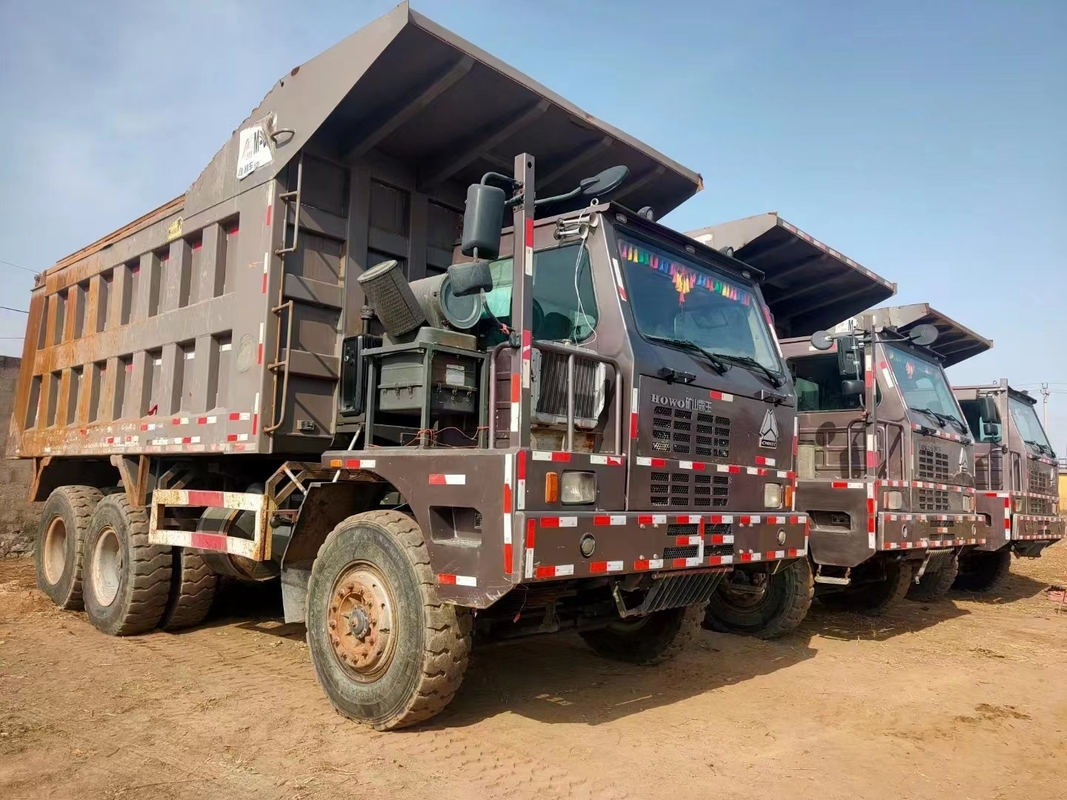 Sino HOWOは430HPエンジンを搭載するダンプ トラックのダンプを鉱山に使用した120トンの負荷使用した