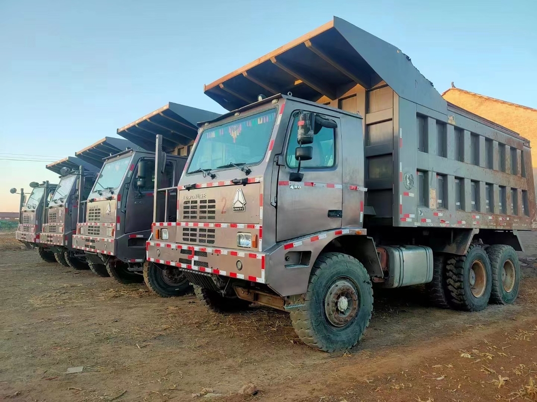 Sino HOWOは430HPエンジンを搭載するダンプ トラックのダンプを鉱山に使用した120トンの負荷使用した