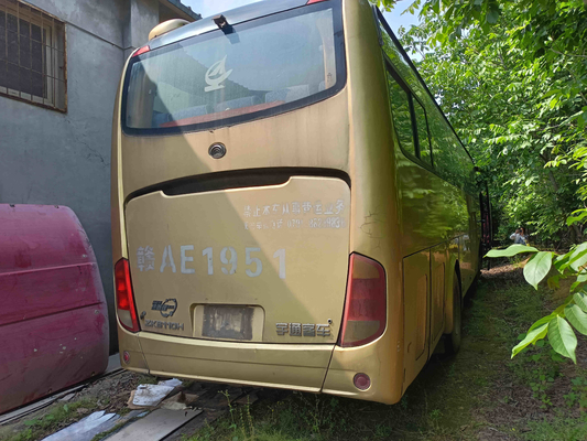 若いはさみバス51座席金色のシーリング窓のユーロIIIは後部エンジン10.5メートルのYutongバスZK6110を使用した