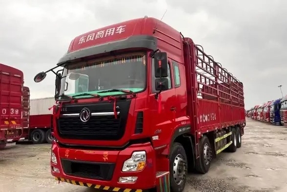 使用された貨物は17.8t定格負荷の高い屋根420hp 8×4ドライブ モード12タイヤの変速機のDongfengの貨物自動車のトラックを速くトラックで運ぶ