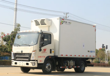 使用された貨物は積載量10mの³の冷蔵トラック4×2ドライブ モード左手のDirve HOWOのブランドをトラックで運ぶ