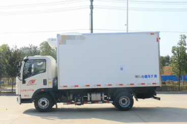 使用された貨物は積載量10mの³の冷蔵トラック4×2ドライブ モード左手のDirve HOWOのブランドをトラックで運ぶ