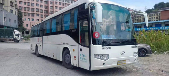使用されたコーチ バス モデルKLQ6129はより高いバス53座席よい乗客バス両開きドアの鋼鉄シャーシの低いキロメートルを使用した