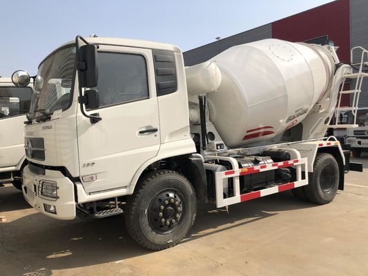Dongfengの真新しい6/7のM3トラックミキサのトラックの貨物ヤード